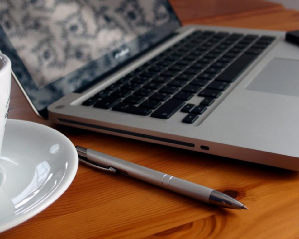 Digitale und analoge Tools zur Budgetverwaltung im Einsatz