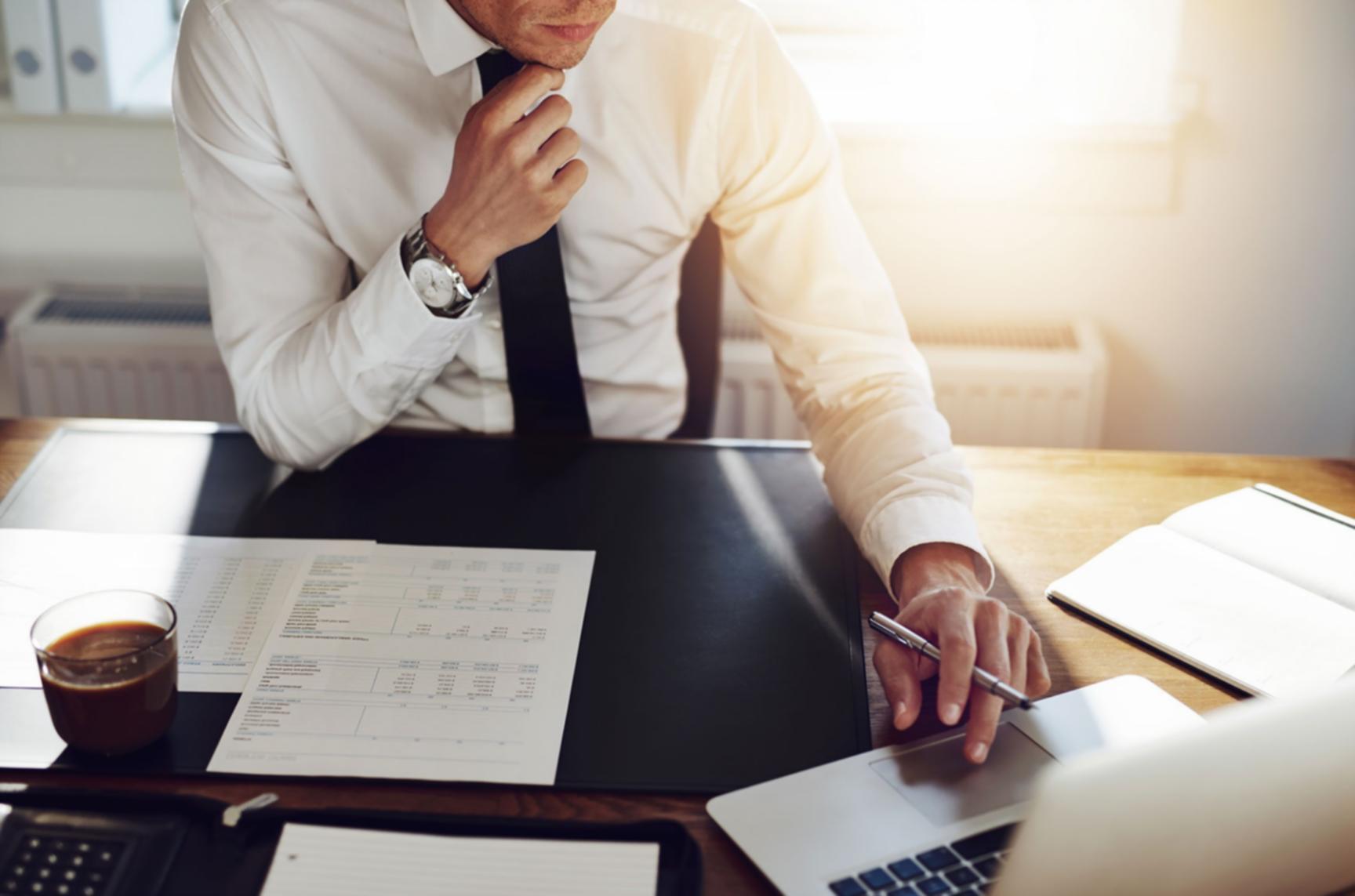 Gemeinschaft von Lernenden beim Austausch über Finanzstrategien